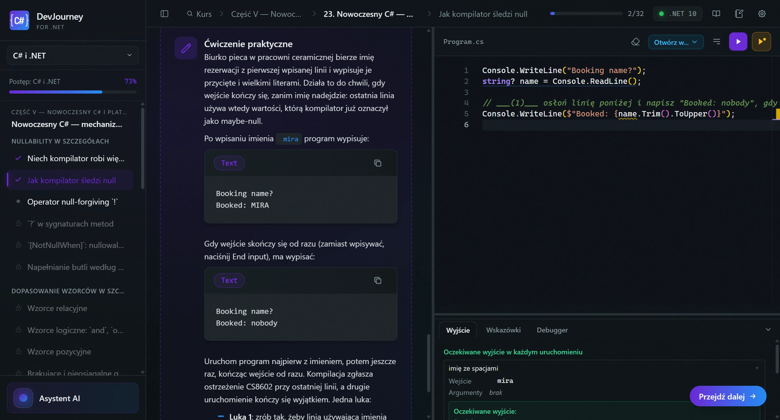 Zrzut ekranu DevJourney for .NET: nawigator kursu, lekcja, edytor kodu C# z panelem wyjścia i tutor AI.