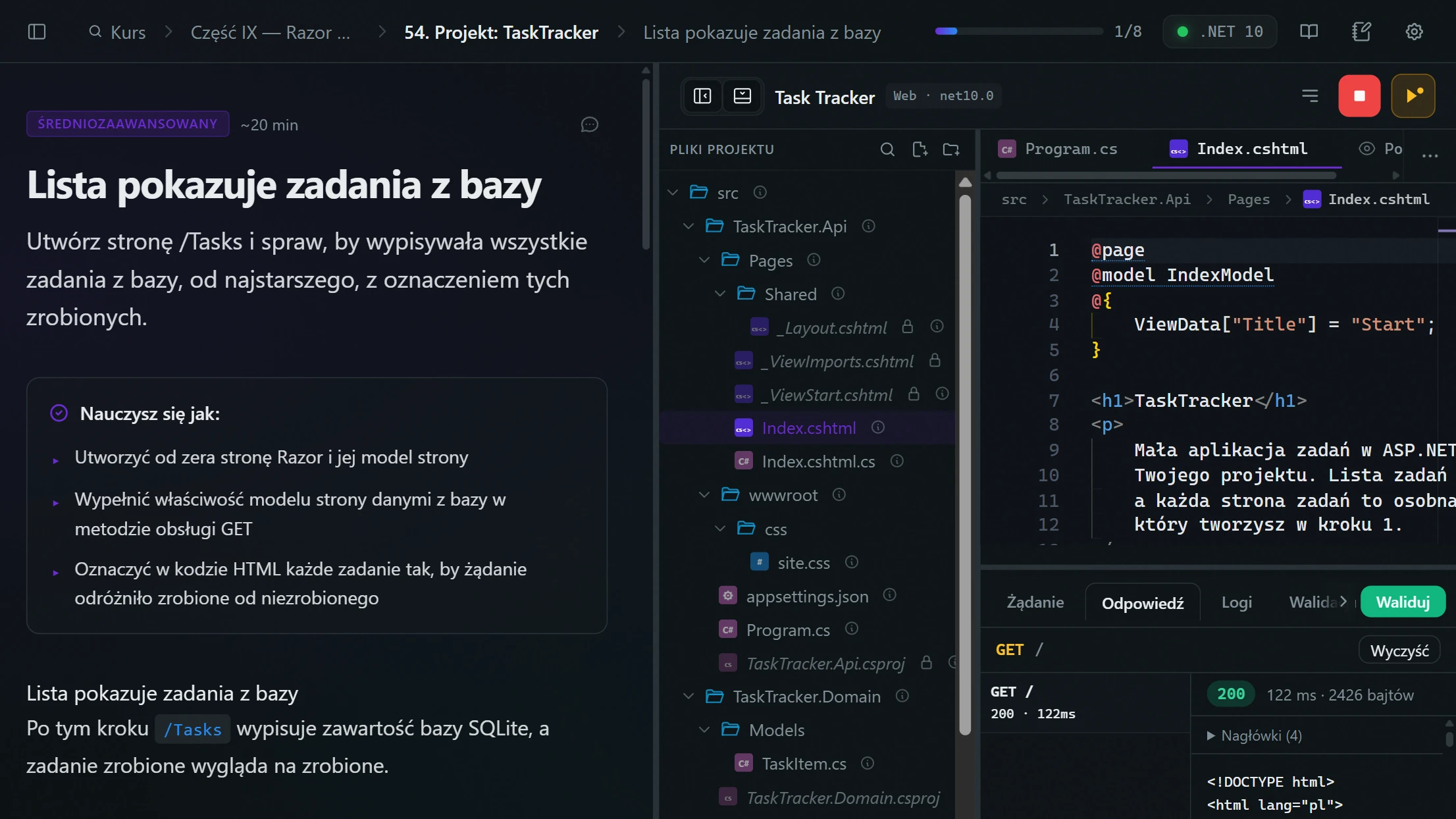 Projekt TaskTracker: rozwiązanie z kilkoma projektami w eksploratorze i strona Razor w edytorze.